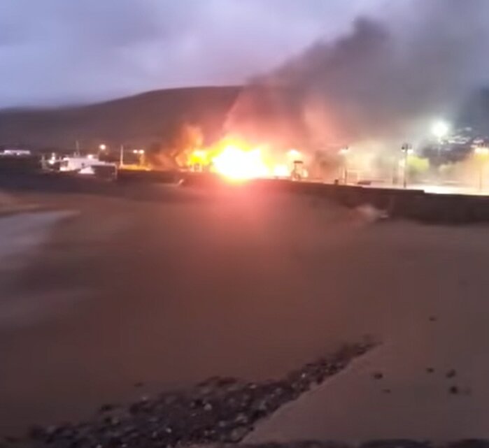 El fuego arrasó la furgoneta-bar 2
