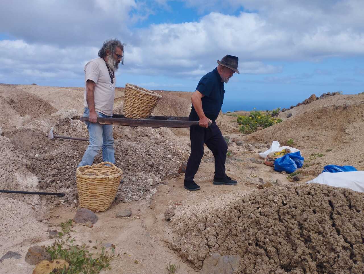 Chichi, con el veterano artesano, Guadarfía