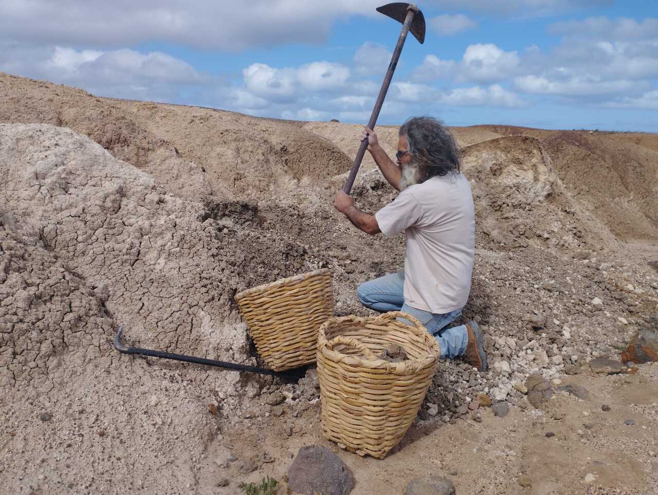 Buscando el barro adecuado para la artesanía tradicional