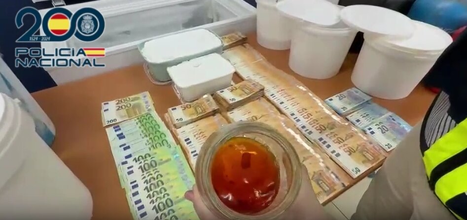 Dinero y anfetaminas aprehendidos